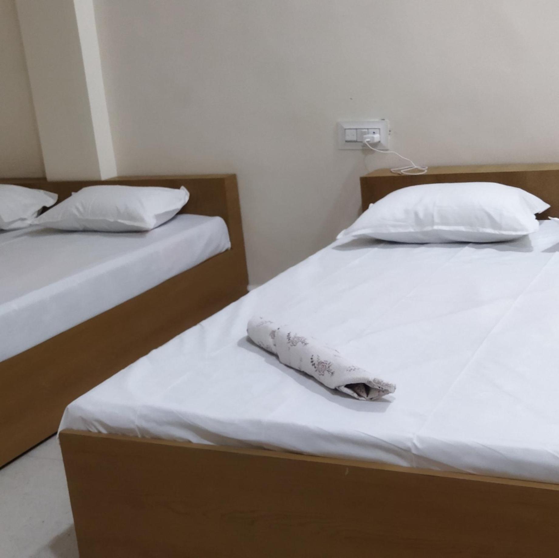 Shree Gajlaxmi Hotel Walking Distance From Mahakaleswar Уджайн Екстериор снимка