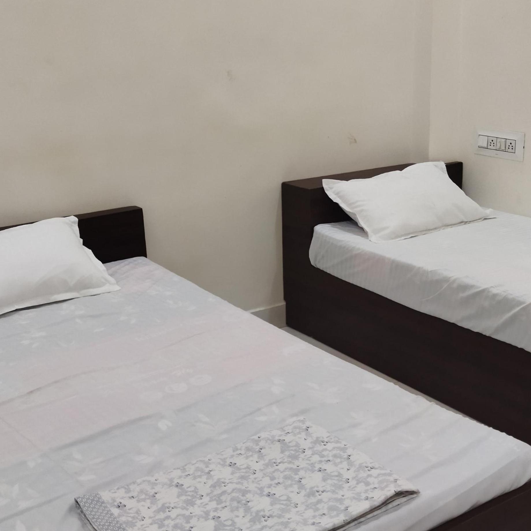 Shree Gajlaxmi Hotel Walking Distance From Mahakaleswar Уджайн Екстериор снимка