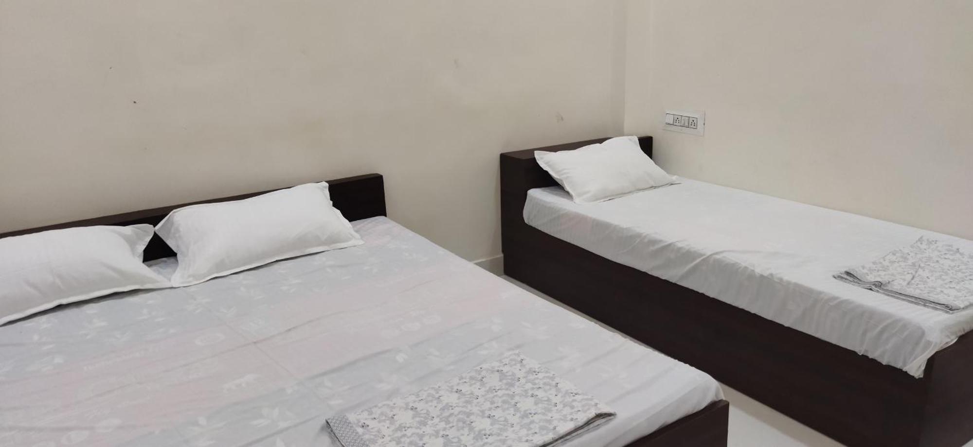 Shree Gajlaxmi Hotel Walking Distance From Mahakaleswar Уджайн Екстериор снимка