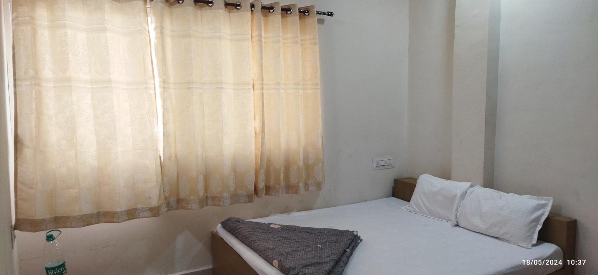 Shree Gajlaxmi Hotel Walking Distance From Mahakaleswar Уджайн Екстериор снимка