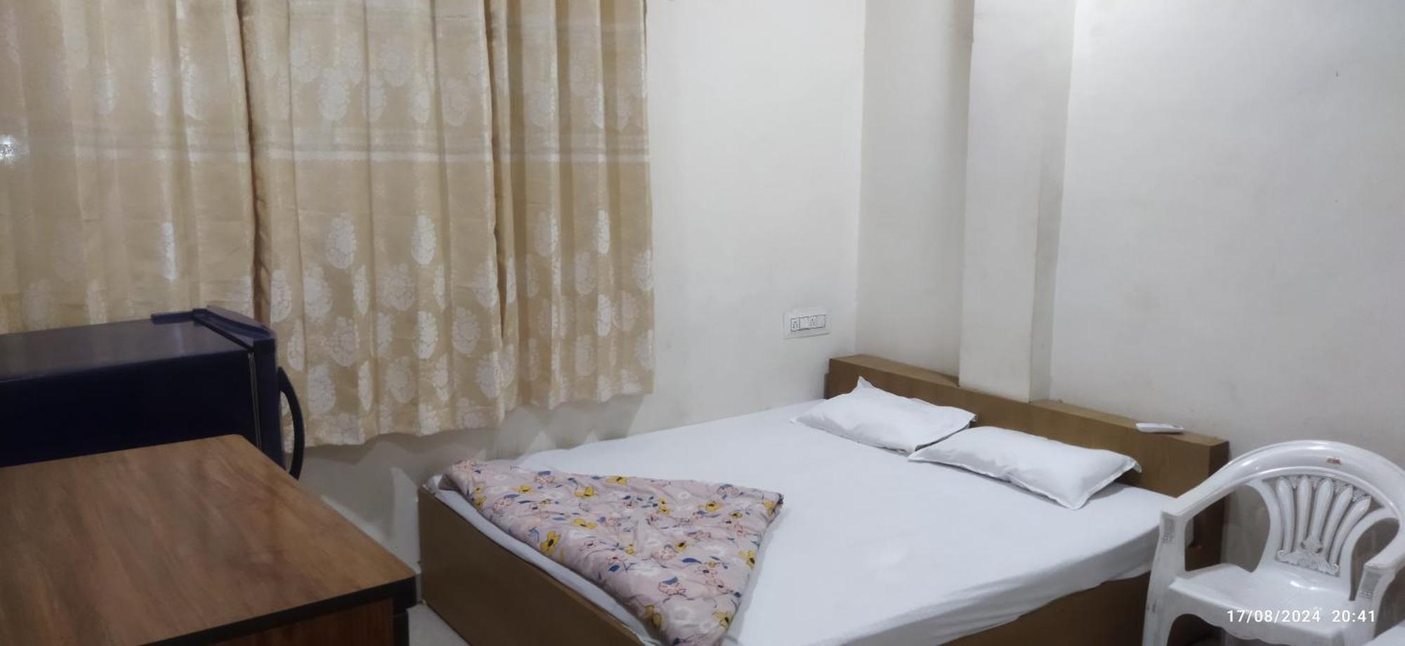 Shree Gajlaxmi Hotel Walking Distance From Mahakaleswar Уджайн Екстериор снимка